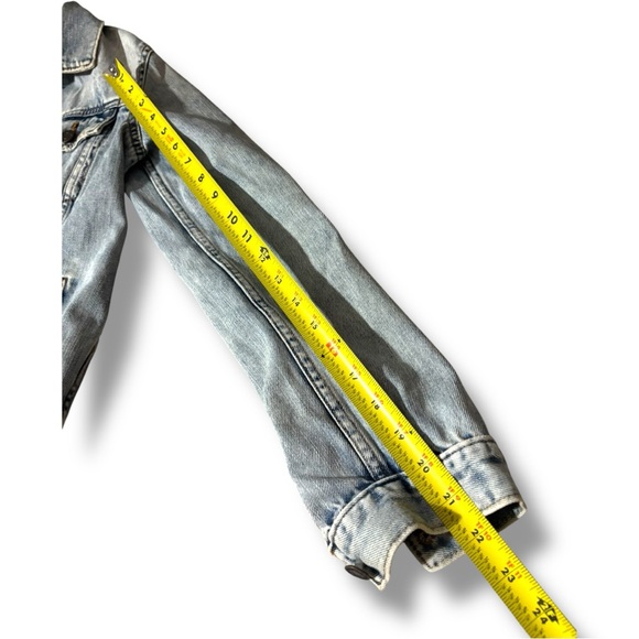 GAP Blue Light Wash Denim Slim Fit Button Front Closure Jacket With Four Pockets - Picture 10 of 16